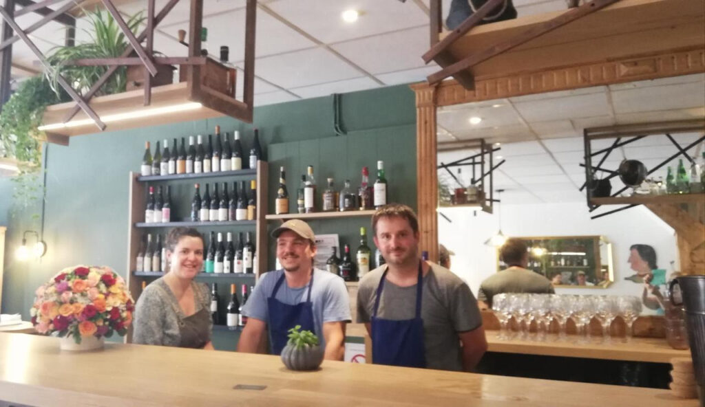 Une équipe chaleureuse vous accueille au bar du domaine, où vins locaux et convivialité créent l'ambiance parfaite pour vos soirées en Lot