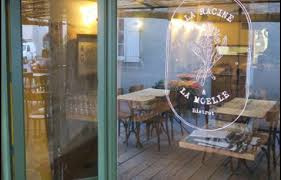 L'accueil chaleureux du Bois de Faral, où tradition et bien-être se rencontrent dans une atmosphère authentique