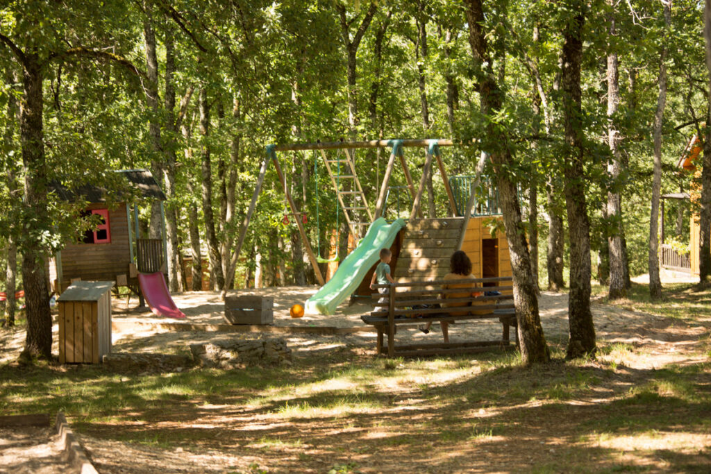 Au cœur de la forêt du Bois de Faral, l'aire de jeux enchantée invite les enfants à l'aventure et à la détente en pleine nature