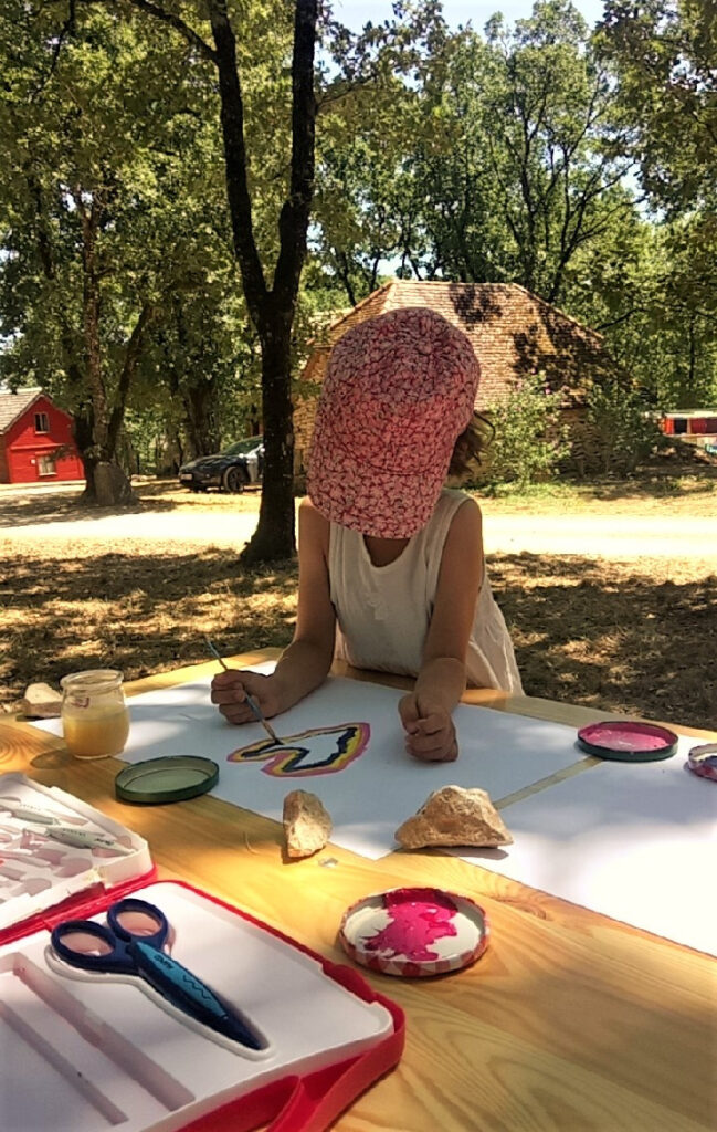 Ateliers créatifs en plein air au cœur des bois : explorez votre côté artiste entouré de nature authentique