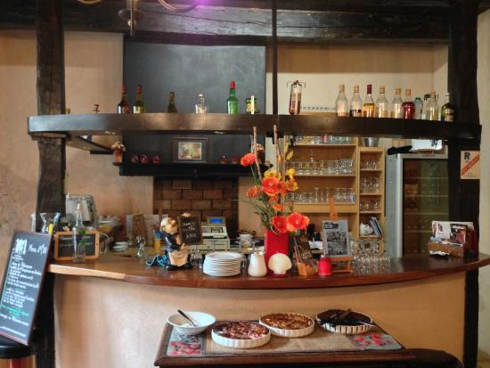 Bienvenue au bar de Bois de Faral, où convivialité et saveurs locales se rencontrent dans une atmosphère chaleureuse et authentique