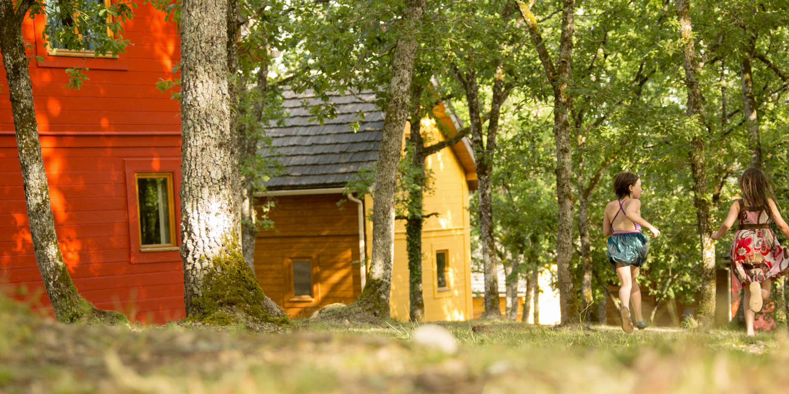 Vue aérienne du Bois de Faral, village de gîtes écologiques dans le Lot