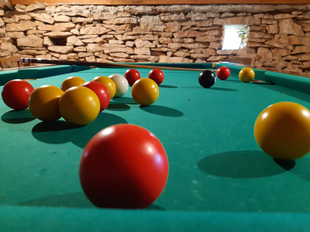 Billard sous la pierre brute : moments ludiques et conviviaux au cœur du domaine Bois de Faral