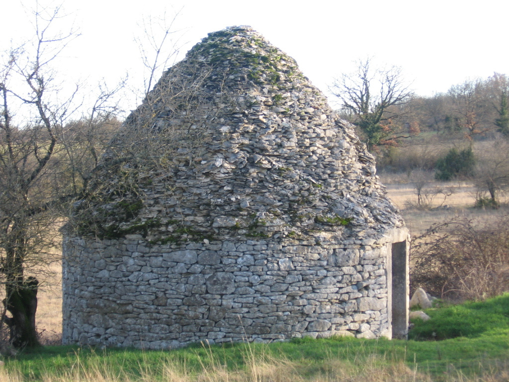 Patrimoine authentique du Lot : une ancienne borie en pierre sèche, témoin de l'histoire rurale et des paysages préservés près de Bois de Faral