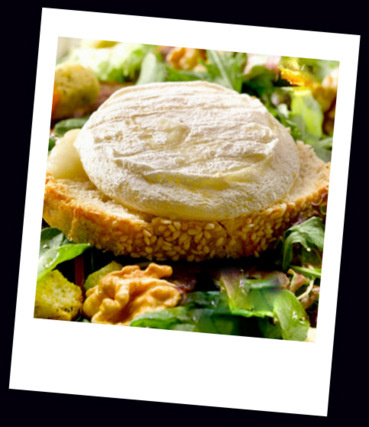 Burger savoureux aux noix, garni de sauce crémeuse et de verdure fraîche, pour une pause gourmande nature