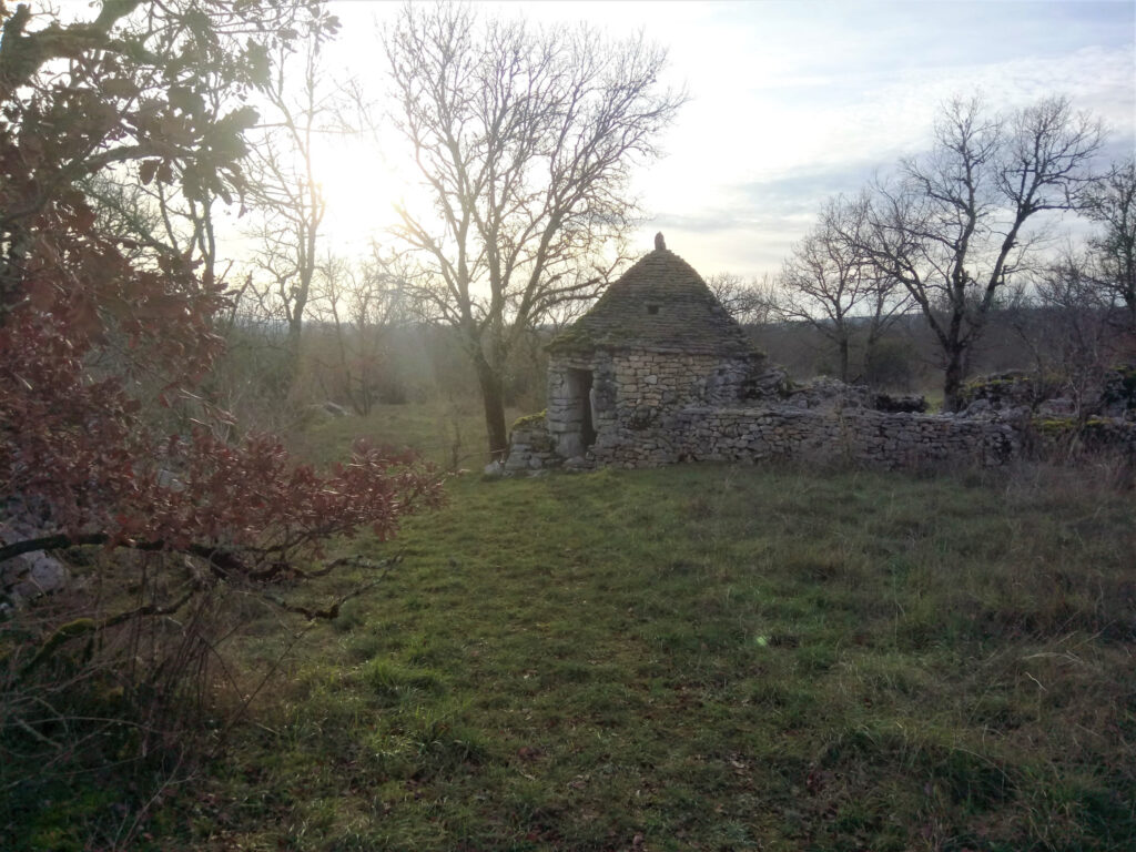 Découvrez le patrimoine rural du Lot : une cabane en pierre historique nichée au cœur de nos terres sauvages et authentiques