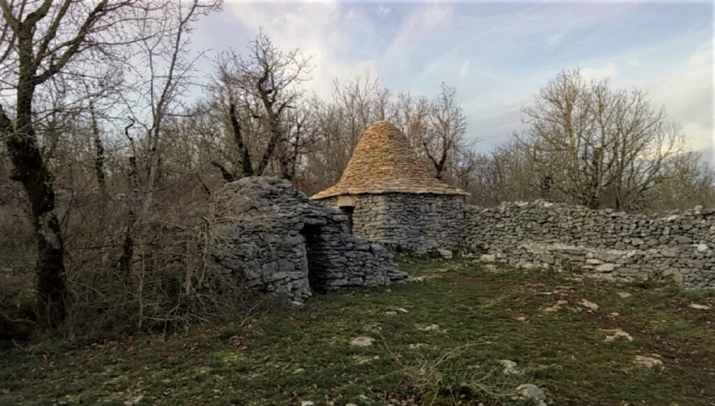 Cabane en pierre au cœur des bois du Lot, témoignage du patrimoine rural lotois qui vous entoure au Bois de Faral