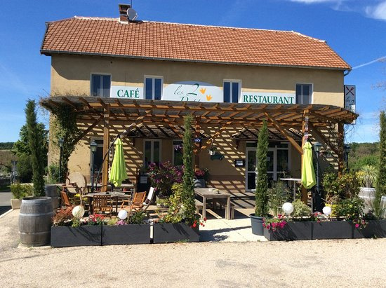 Notre café-restaurant authentique, refuge gourmand au cœur de la nature lotoise, vous accueille sous sa chaleureuse pergola ombragée