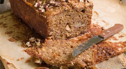Cake maison fraîchement tranché, saveur rustique et généreuse pour vos petits déjeuners au Bois de Faral