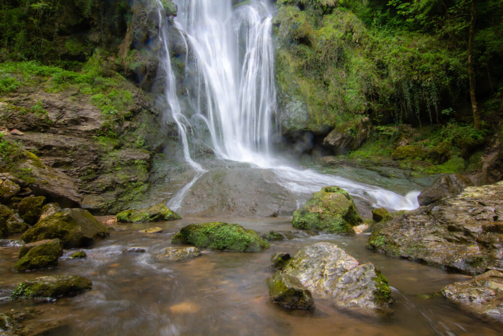Cascades secrètes du Lot : explorez les trésors cachés de la nature autour de Bois de Faral
