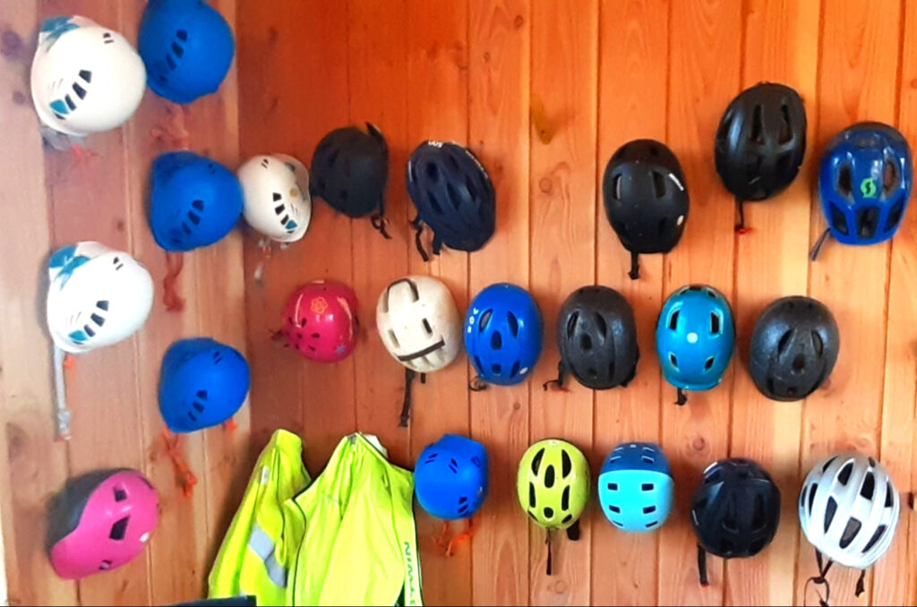 Casques de vélo colorés prêts pour l'aventure : explorez les sentiers du Lot en toute sécurité