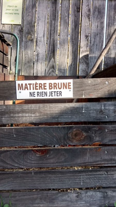 Détail rustique des chalets en bois massif du Bois de Faral, témoignant de l'authenticité et de la solidité de nos constructions écologiques
