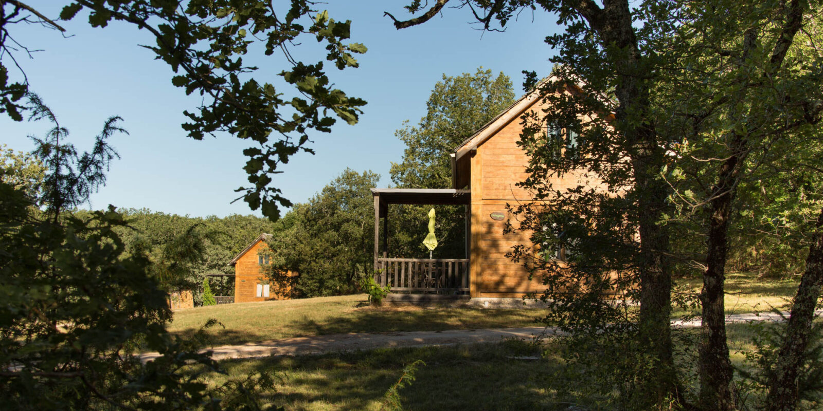 Chalets en bois nichés au cœur de la forêt lotoise, refuge de nature et de sérénité