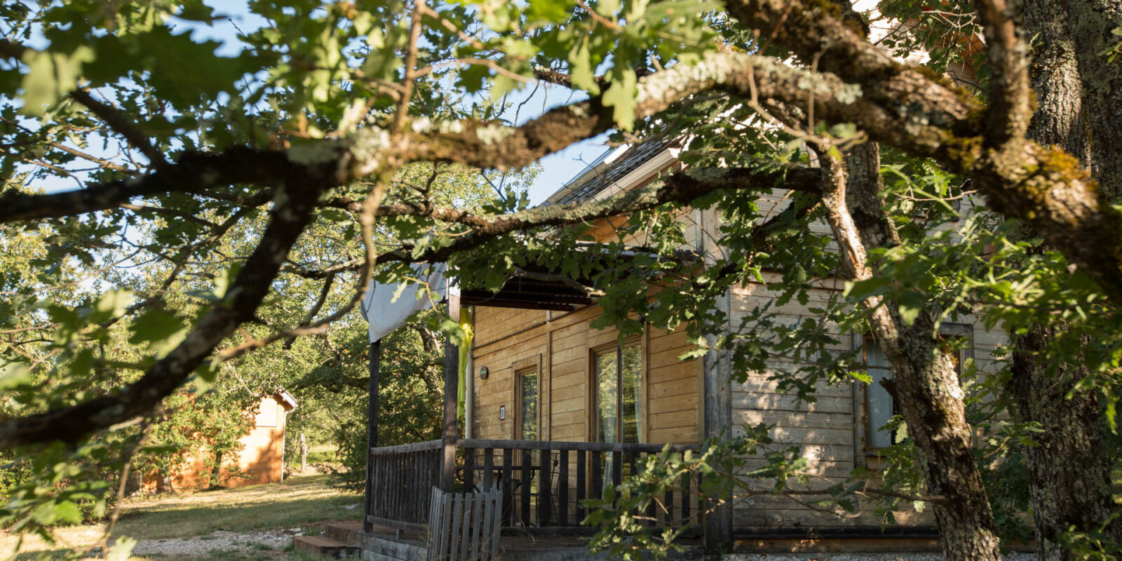 Nos chalets en bois nichés au cœur de la nature, offrant calme et sérénité à quelques pas des plus beaux villages du Lot