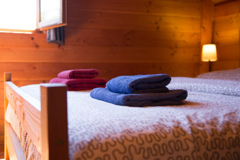 Chaleureux refuge en bois massif, nos chambres enveloppent vos nuits dans l'authenticité et le confort du Lot