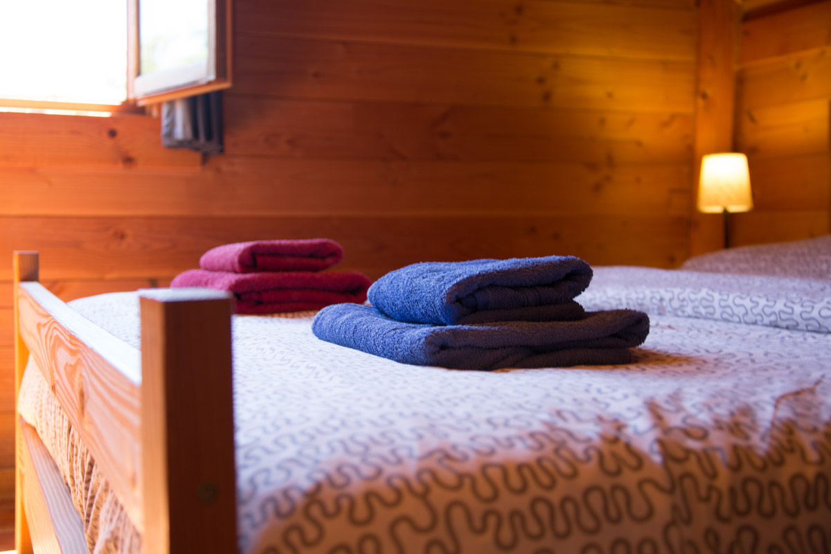 Chaleureux refuge en bois massif, nos chambres enveloppent vos nuits dans l'authenticité et le confort du Lot