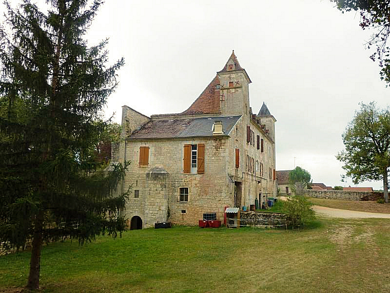 Château majestueux du Lot, gardien séculaire des paysages verdoyants du Quercy