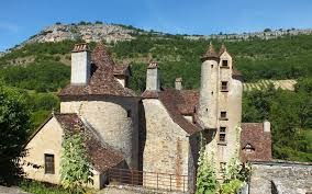 Châteaux médiévaux perchés sur les falaises calcaires du Lot, témoins millénaires des vallées pittoresques proches de Rocamadour et Saint-Cirq-Lapopie