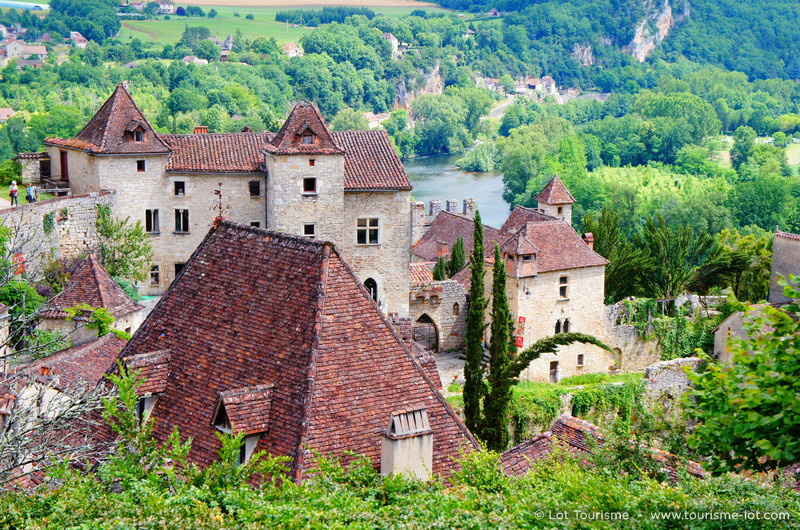 Châteaux médiévaux et vallée verdoyante du Lot, à découvrir près de Bois de Faral pour une immersion en histoire et nature