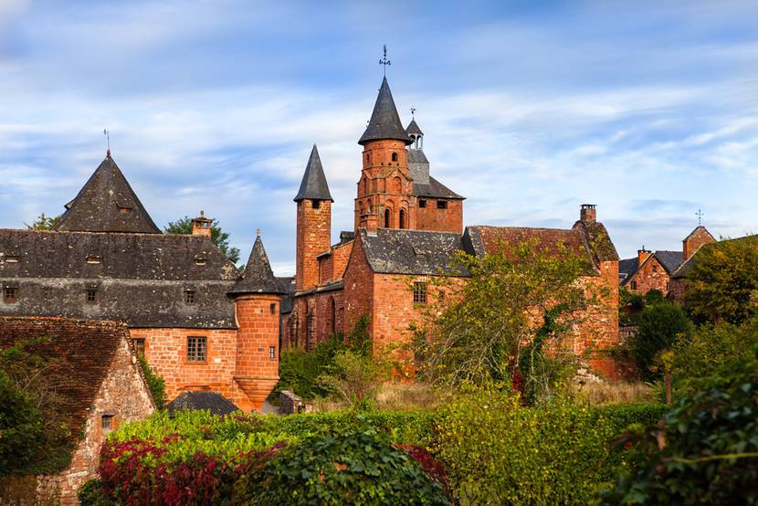 Châteaux de pierre rouge du Lot, témoins fascinants d'une histoire médiévale préservée à proximité de Bois de Faral