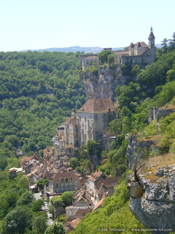 Au cœur du Lot, les châteaux perchés de Rocamadour et Saint-Cirq-Lapopie se dressent majestueusement au-dessus de forêts verdoyantes et de vallées pittoresques