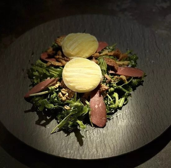 Saveurs du terroir lotois : chèvre frais et légumes de saison, célébration culinaire des richesses locales