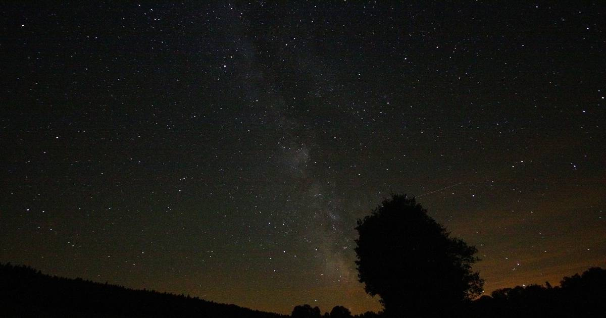 Sous un ciel étoilé pur, la nature du Lot révèle toute sa magie nocturne, loin de l'agitation citadine