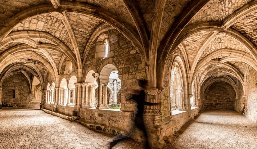 Explorez les trésors architecturaux du Lot : cloîtres médiévaux et villages perchés vous attendent près de Bois de Faral