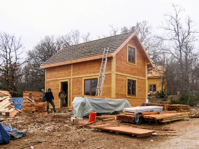Construction artisanale d'un chalet en bois massif, reflet de notre engagement écologique au cœur du Lot