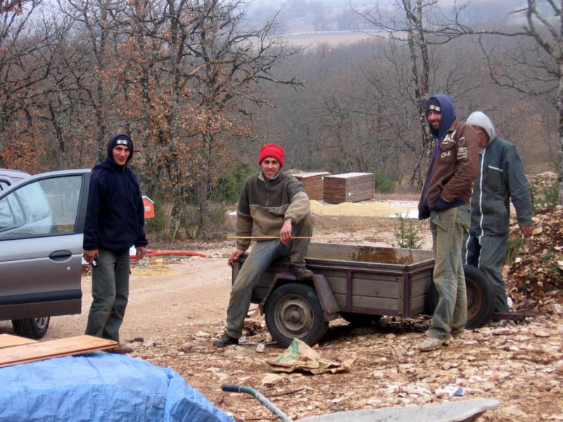 Entre forêt et chantier, l'esprit d'équipe anime les projets de construction écologique au Bois de Faral