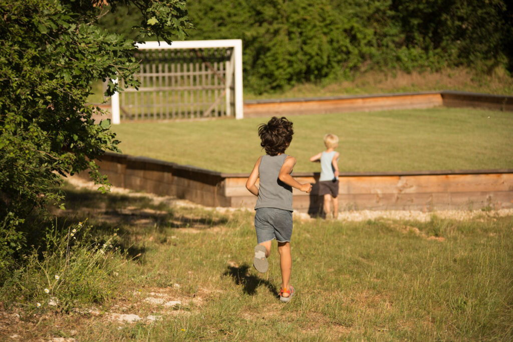 Courir en liberté dans les espaces verts du domaine, entre nature préservée et loisirs en famille au cœur du Lot