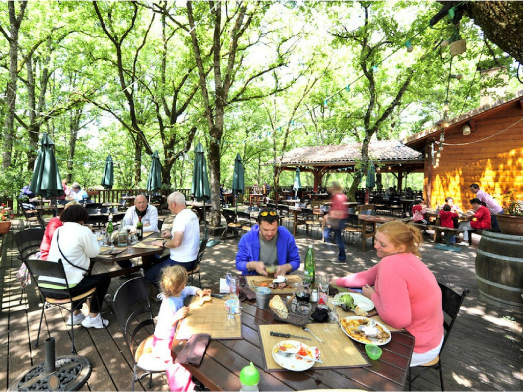 Déjeuner convivial sous les chênes, à l'ombre bienveillante de la forêt du Lot