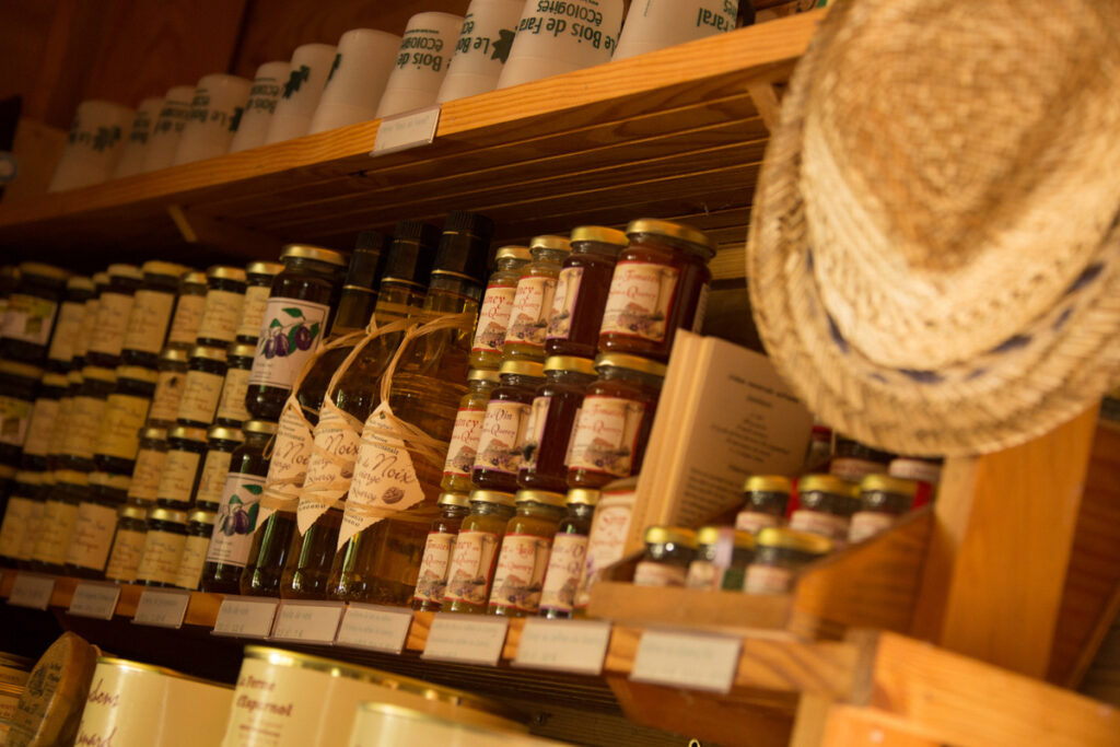 Délices locaux et produits artisanaux du Lot, soigneusement sélectionnés pour enrichir votre séjour à Bois de Faral