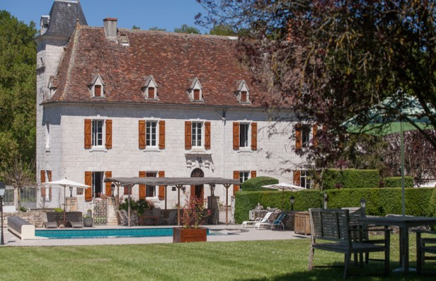 Demeure historique du Lot aux volets rouges, piscine et jardins verdoyants invitent à la détente en toute sérénité