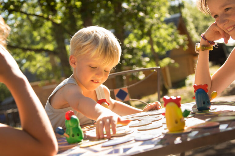 Moments de créativité en plein air, où les enfants s'épanouissent dans la nature du Lot