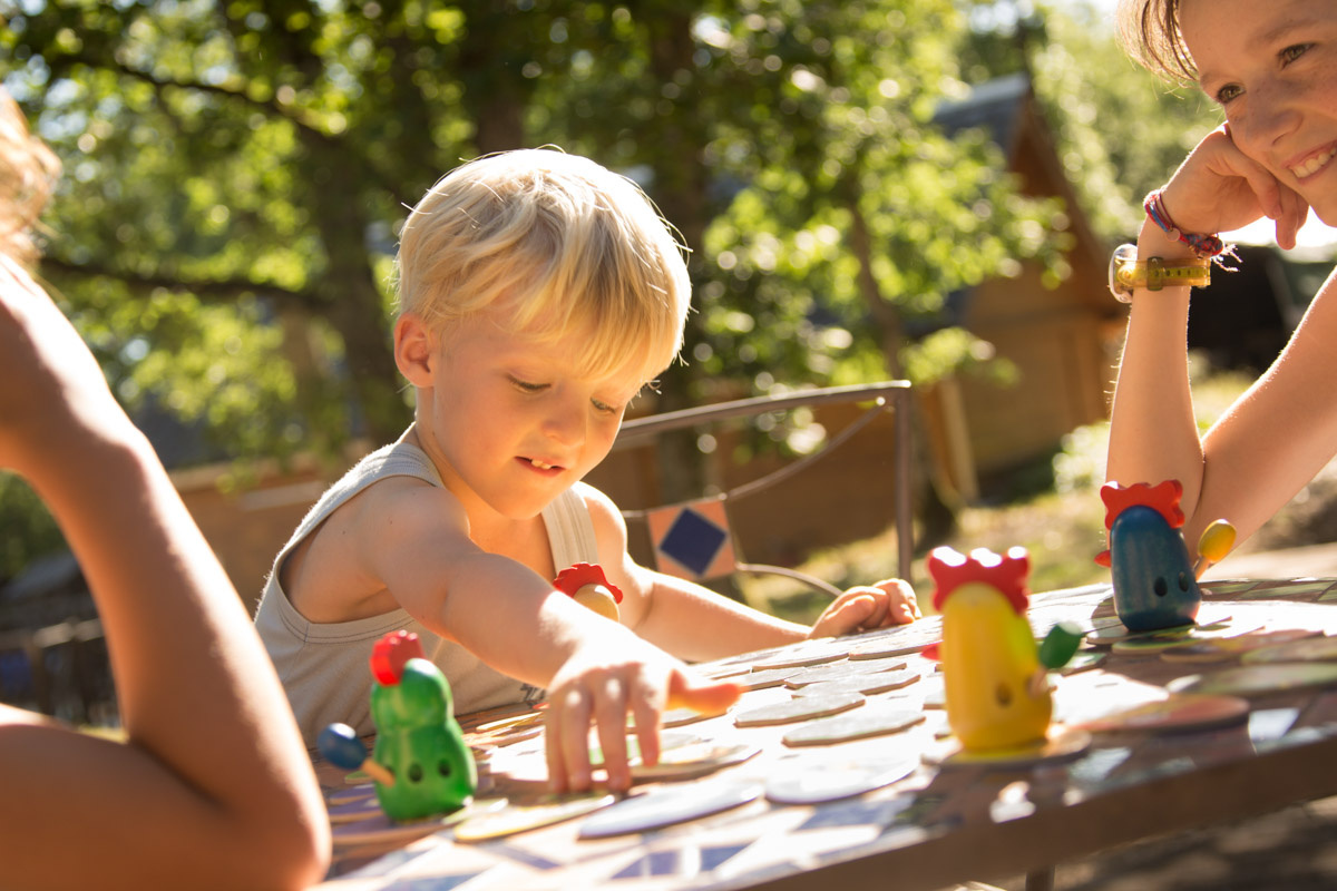 Moments de créativité en plein air, où les enfants s'épanouissent dans la nature du Lot
