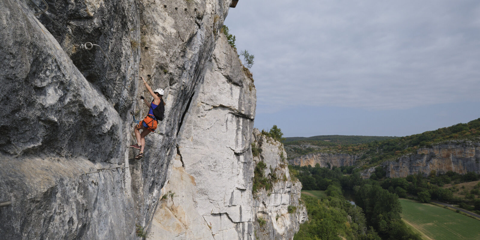 Escalade vertigineuse sur les falaises calcaires du Lot, où l'aventure côtoie la beauté sauvage des paysages lotois