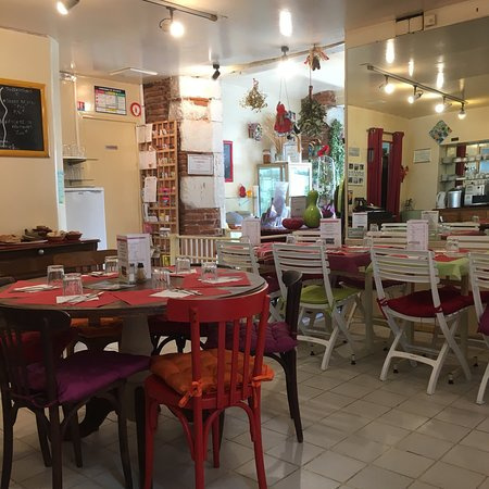Espace convivial aux tables colorées, idéal pour partager repas et moments en famille au cœur du domaine
