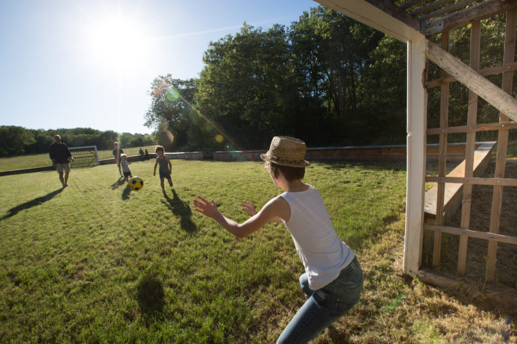 Moments de détente en famille dans nos espaces verts ensoleillés, entre nature et convivialité au cœur du Lot