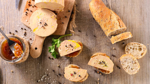 Dégustations gourmandes : foie gras et pain frais, saveurs du Lot à partager entre amis