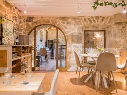 Intérieur chaleureux aux murs de pierre dorée, mêlant authenticité rustique et confort contemporain pour un séjour inoubliable au cœur du Lot