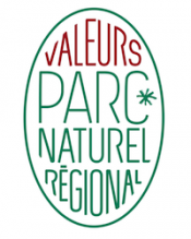 Le logo "Valeurs Parc Naturel Régional" certifiant l'engagement écologique et durable de Bois de Faral en Lot
