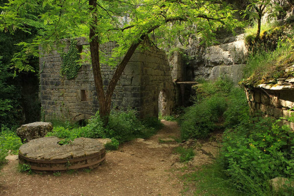 Les ruines chargées d'histoire du Lot, où la nature reprend ses droits et l'âme du territoire s'exprime