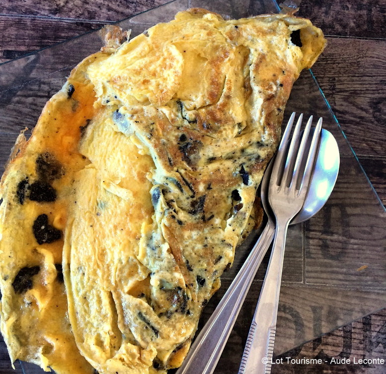 Omelette généreuse aux herbes et champignons, moment gourmand au cœur du Lot