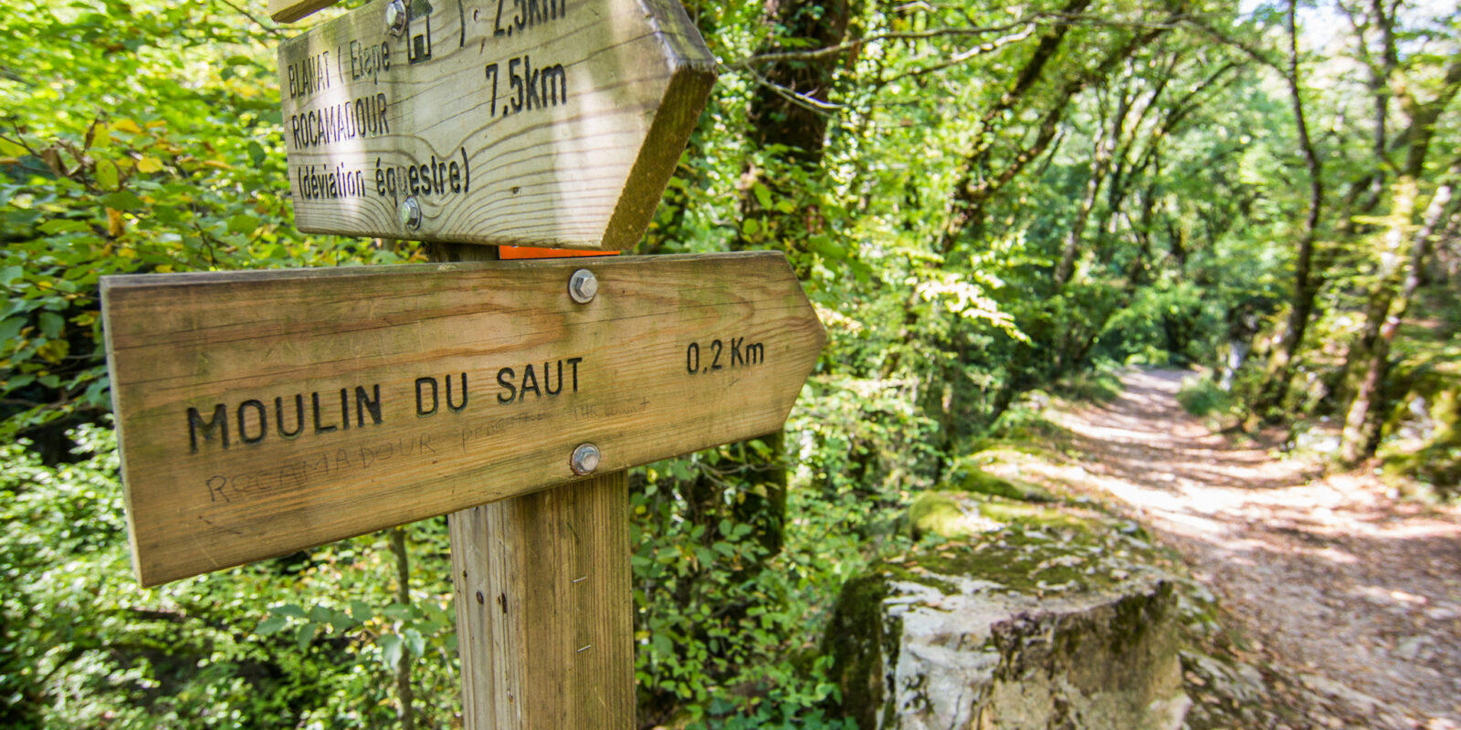Panneaux de randonnée au cœur des sentiers verdoyants du Lot, vers le Moulin du Saut et Rocamadour