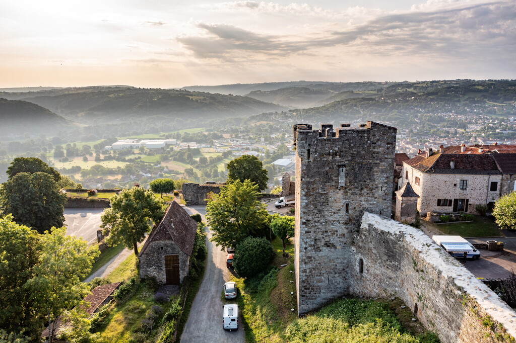 Panorama enchanteur sur la vallée du Lot, où histoire médiévale et nature verdoyante se rencontrent en harmonie