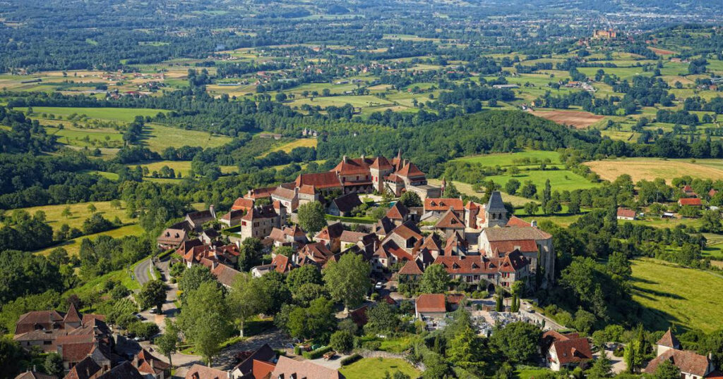 Vue panoramique sur le Lot, entre Rocamadour et Saint-Cirq-Lapopie. Paysages vallonnés et villages pittoresques qui font la magie de cette région