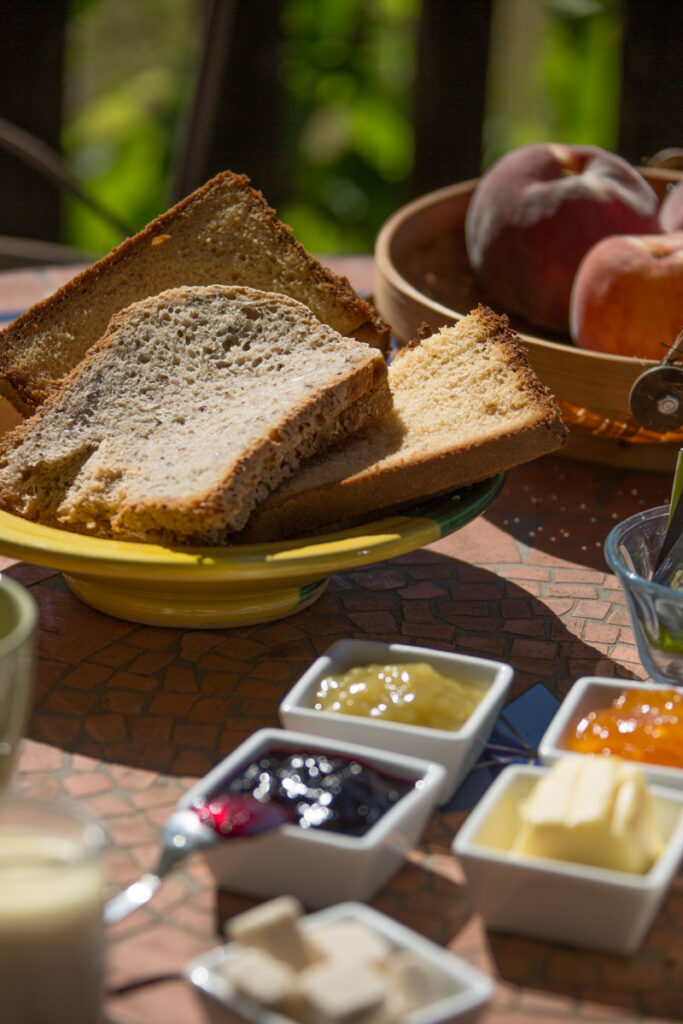 Petit-déjeuner champêtre au cœur de la nature : pain frais, confitures artisanales et fruits du Lot