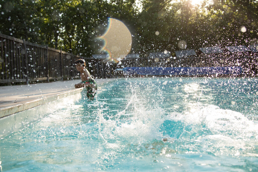 Baignade magique sous les étoiles : la piscine de Bois de Faral vous invite à des moments d'évasion inoubliables en pleine nature