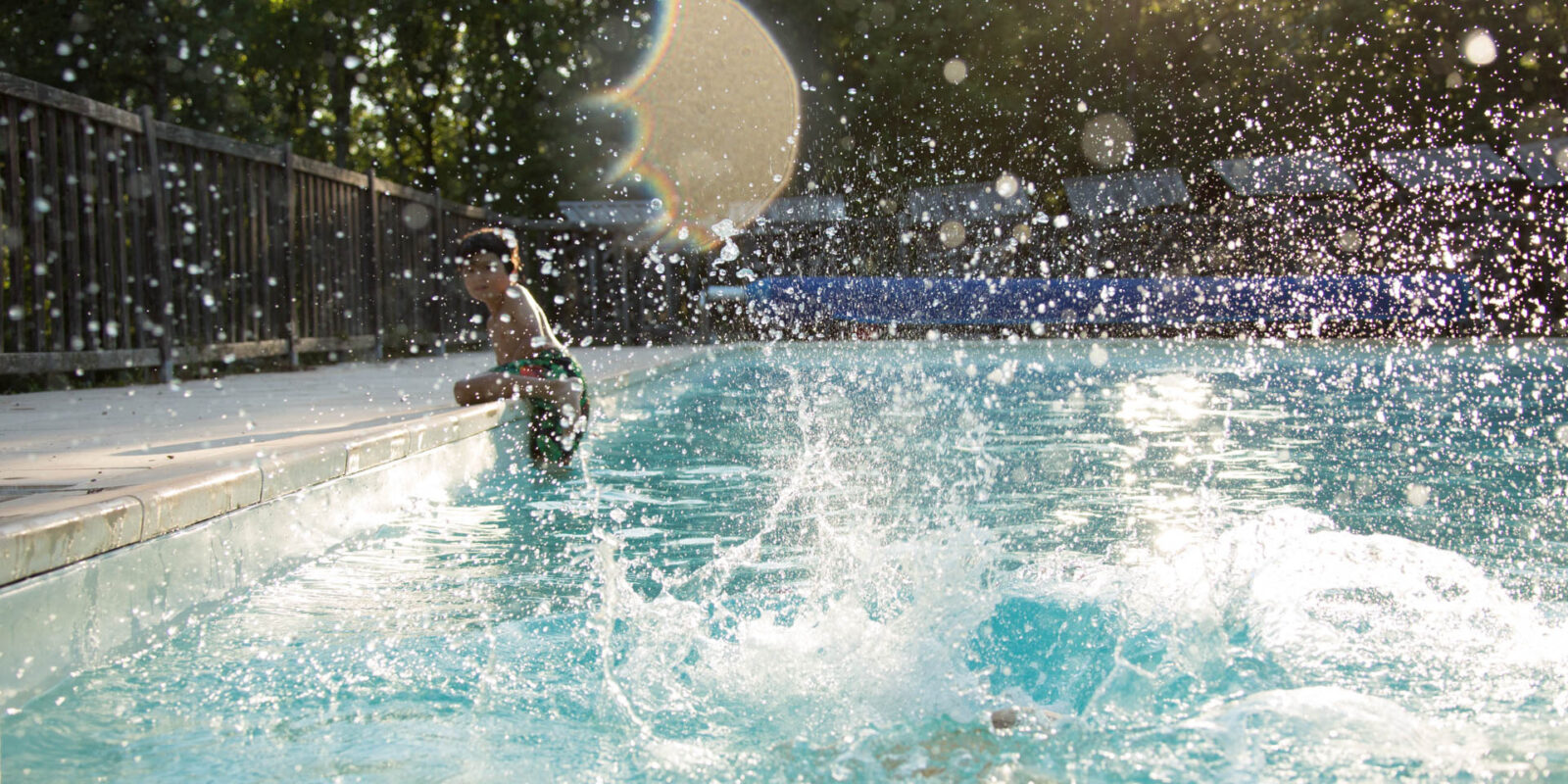 Baignade magique sous les étoiles : la piscine de Bois de Faral vous invite à des moments d'évasion inoubliables en pleine nature